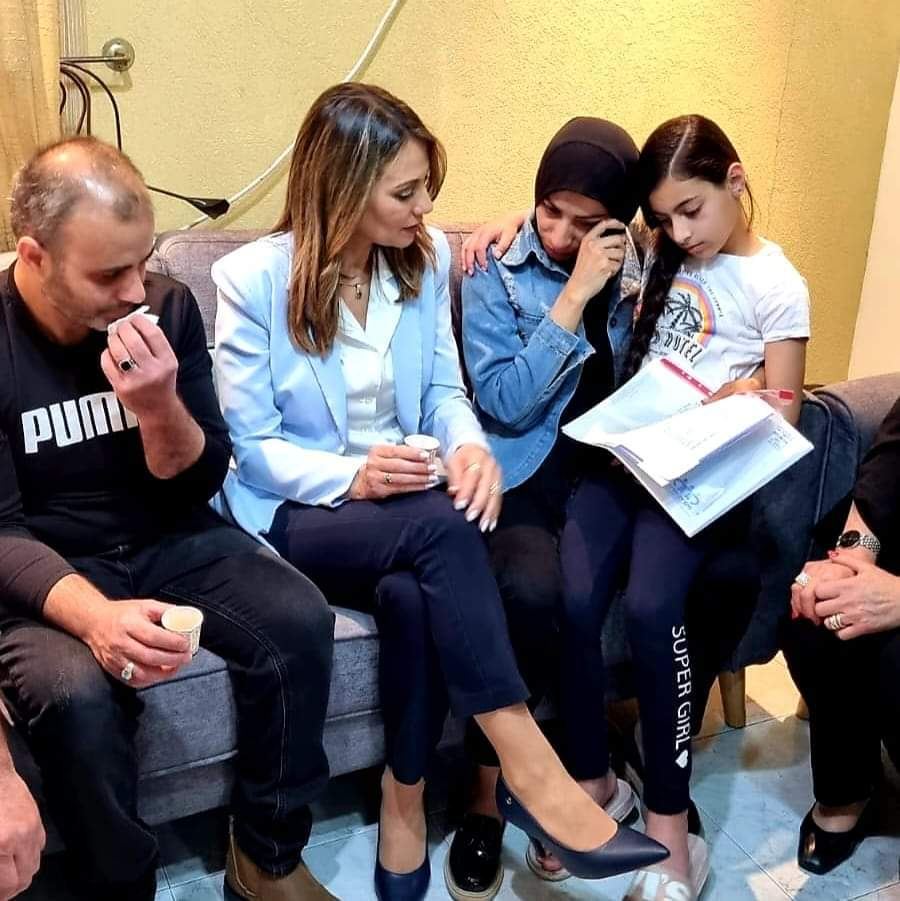 بيطون تسلّم عائلة الطالبة المرحومة رزان عباس من كفركنا شهادتة البجروت 